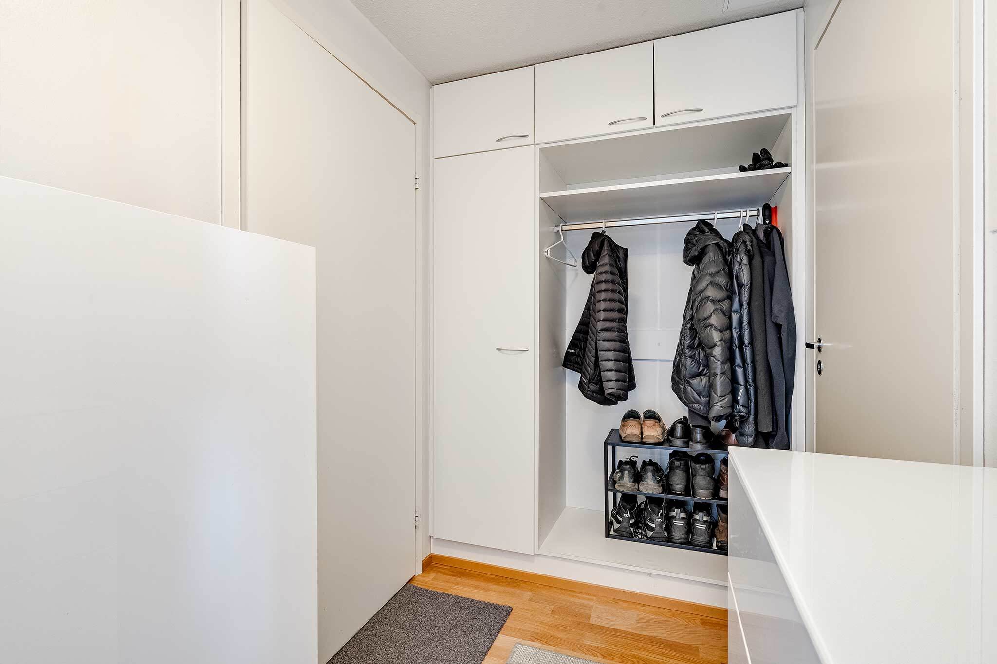 Eteinen. Oikealle jää kylpyhuone.