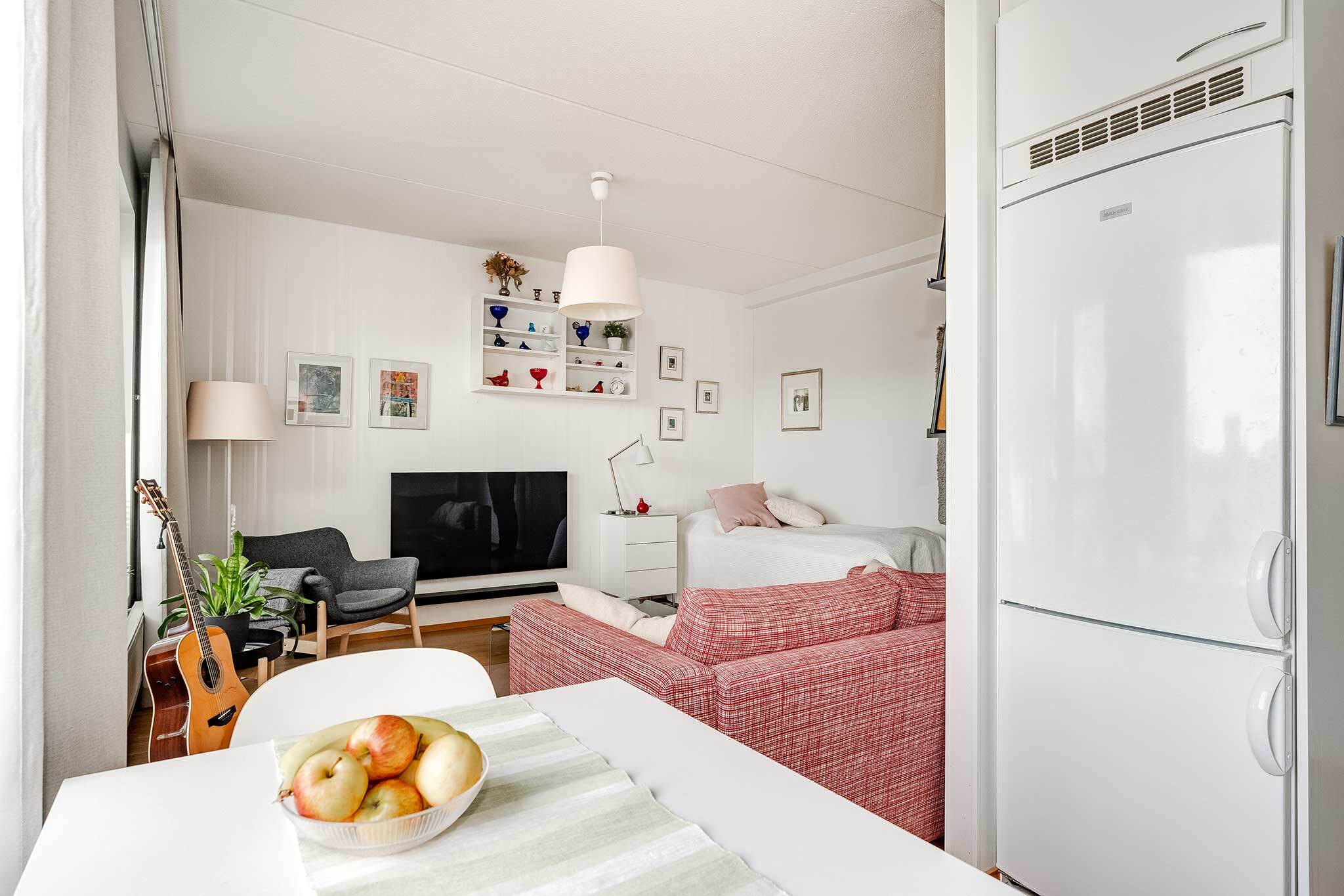 Keittiö avautuu olohuoneeseen.