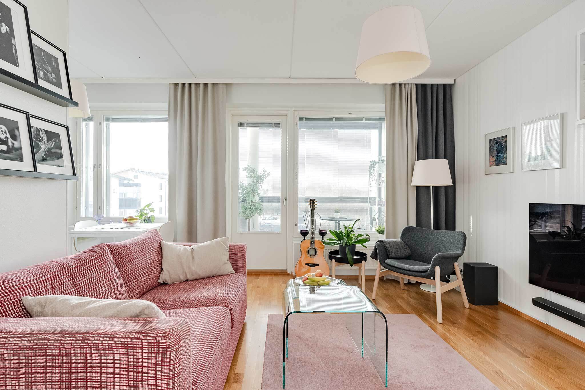 Käynti lasitetulle parvekkeelle.