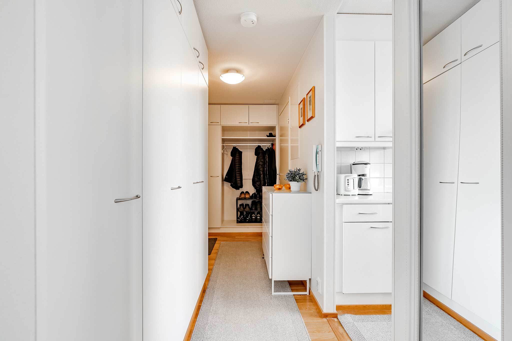 Eteiskäytävä, jonka varrella on runsaasti kaappitilaa.