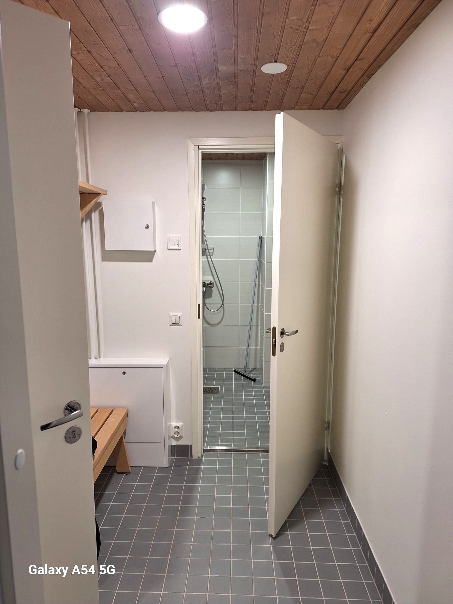 Taloyhtiön saunan pukuhuone