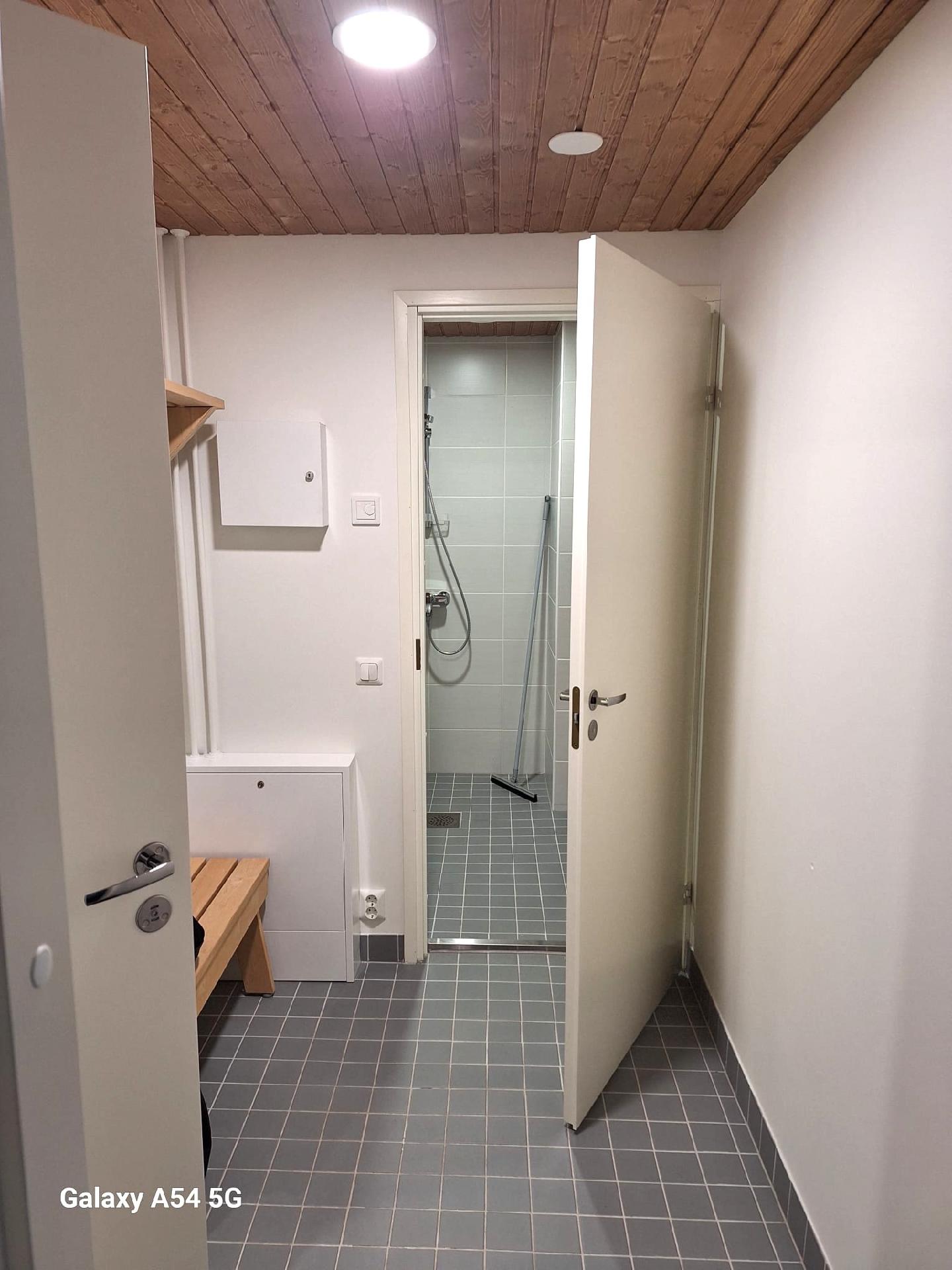 Taloyhtiön saunan pukuhuone