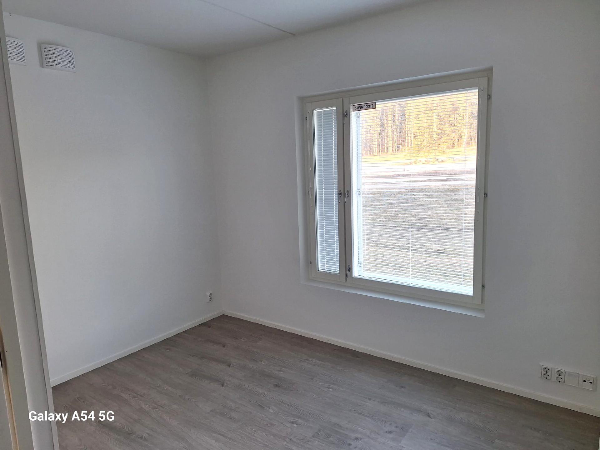 Taloyhtiön saunan pukuhuonetta