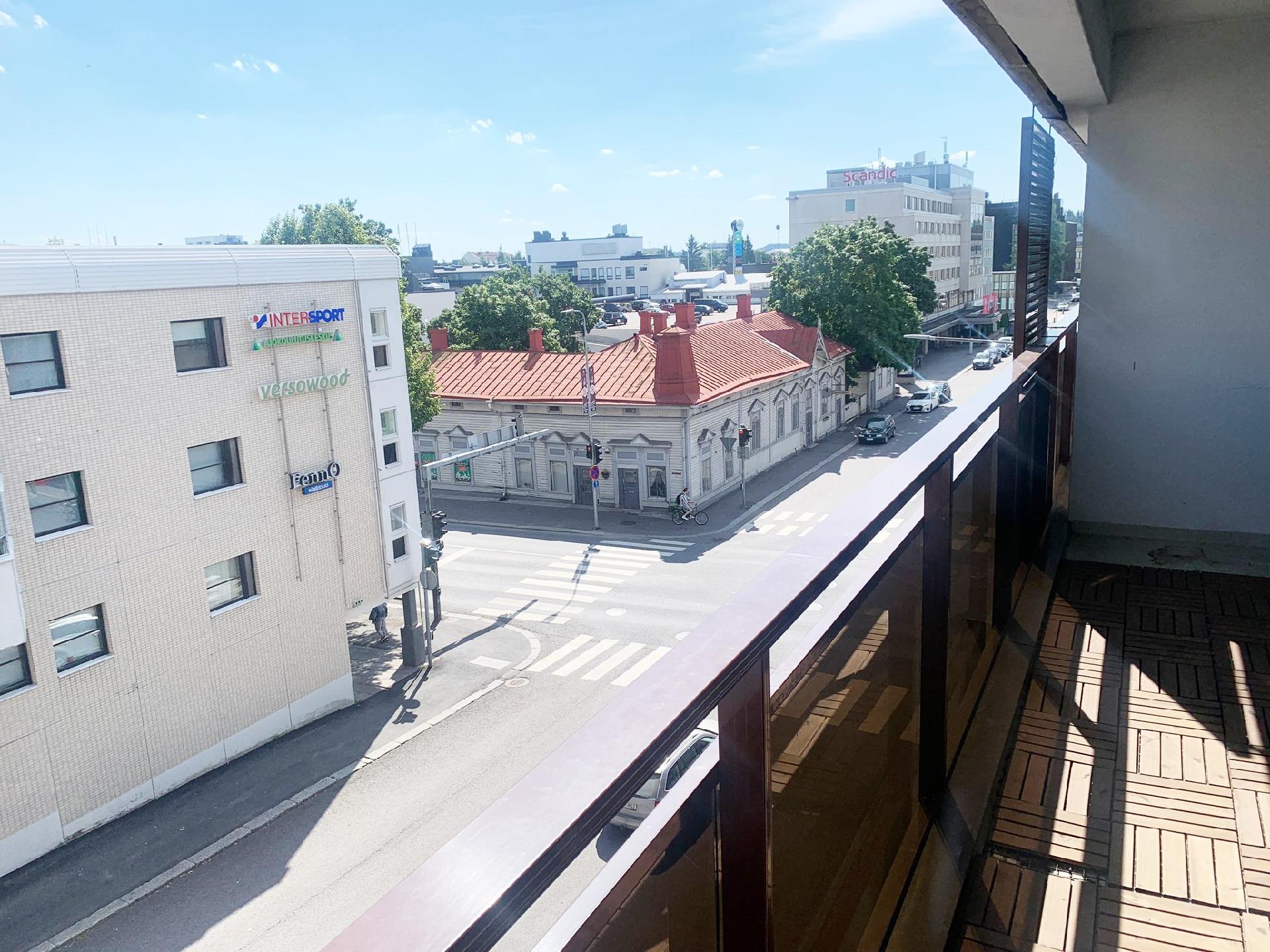 Huoneiston levyinen parveke itään