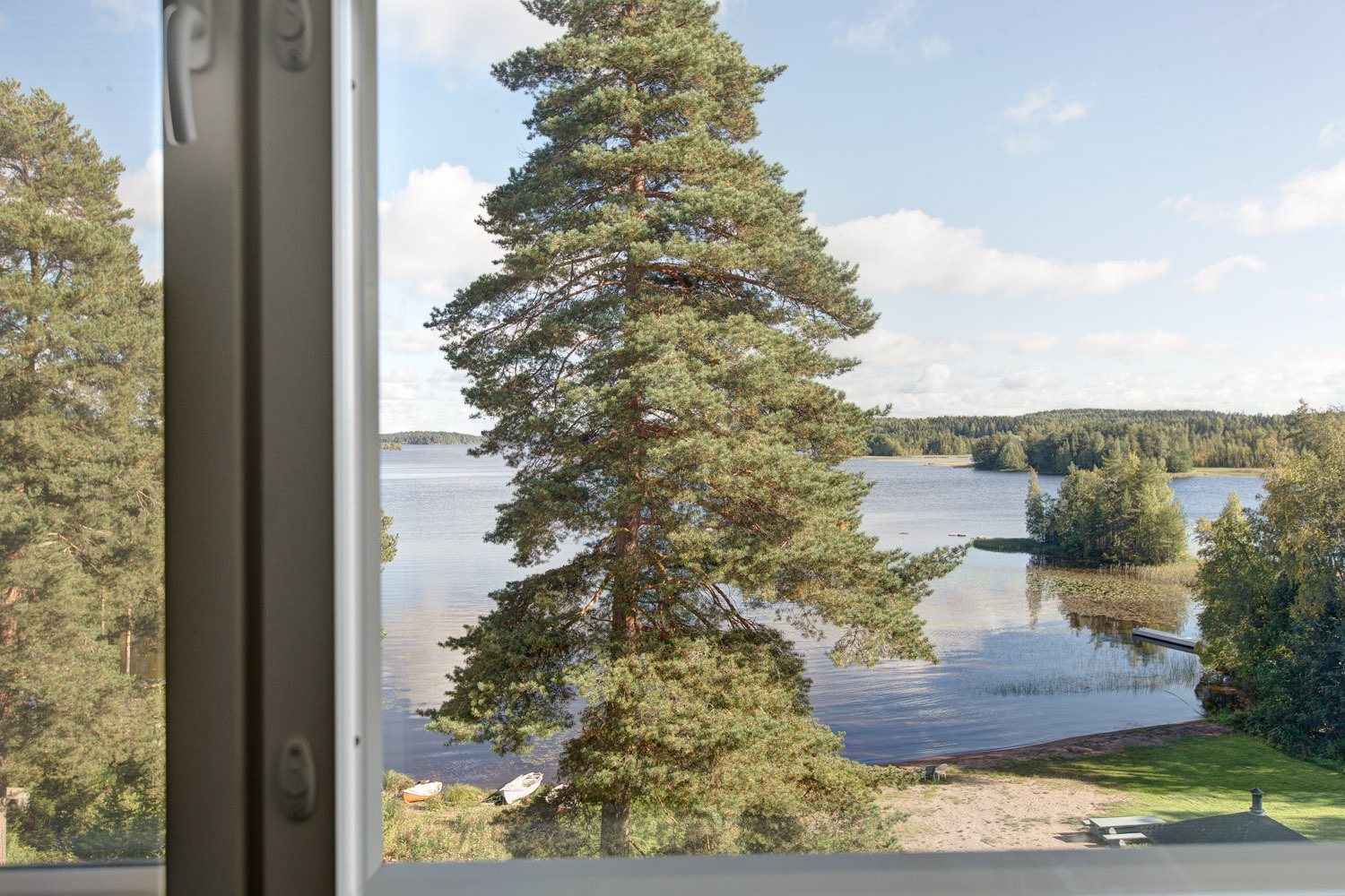 Upeat järvinäkymät