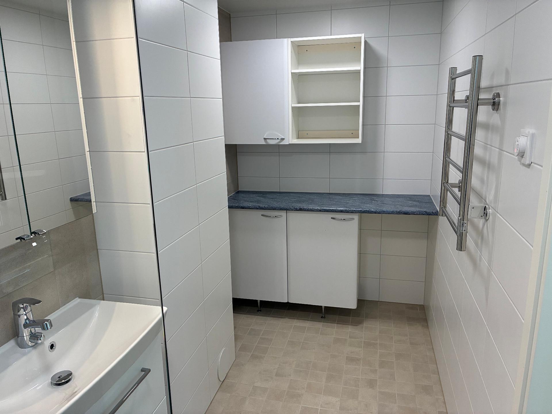 Lattialämmityksellä varustettu kylpyhuone on juuri uusittu