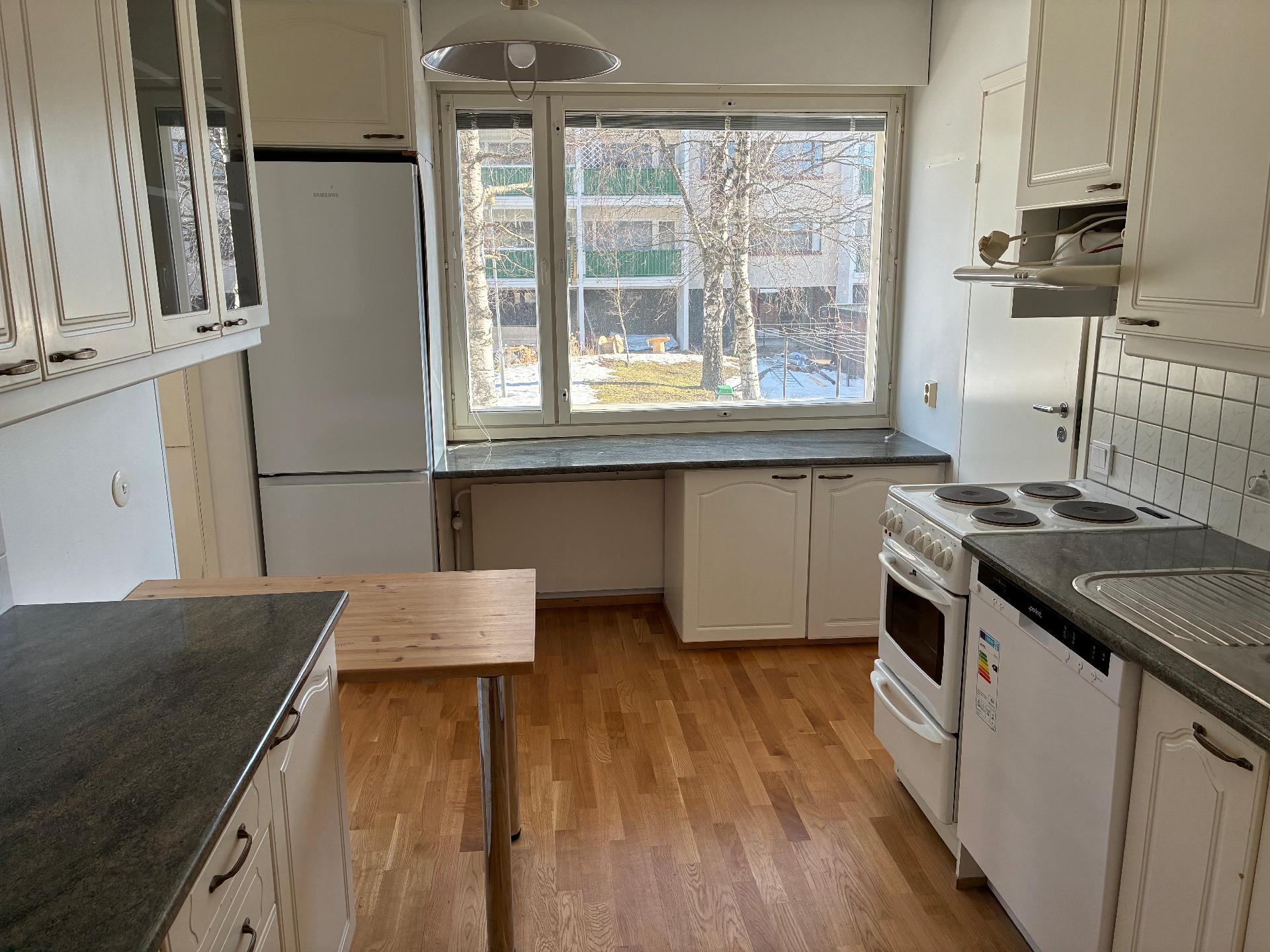 Reilun kokoinen keittiö