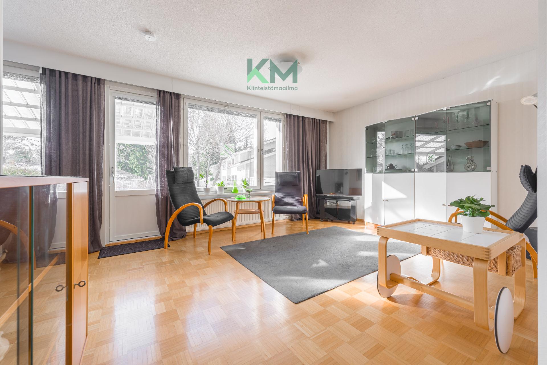 Tilava ja valoisa olohuone