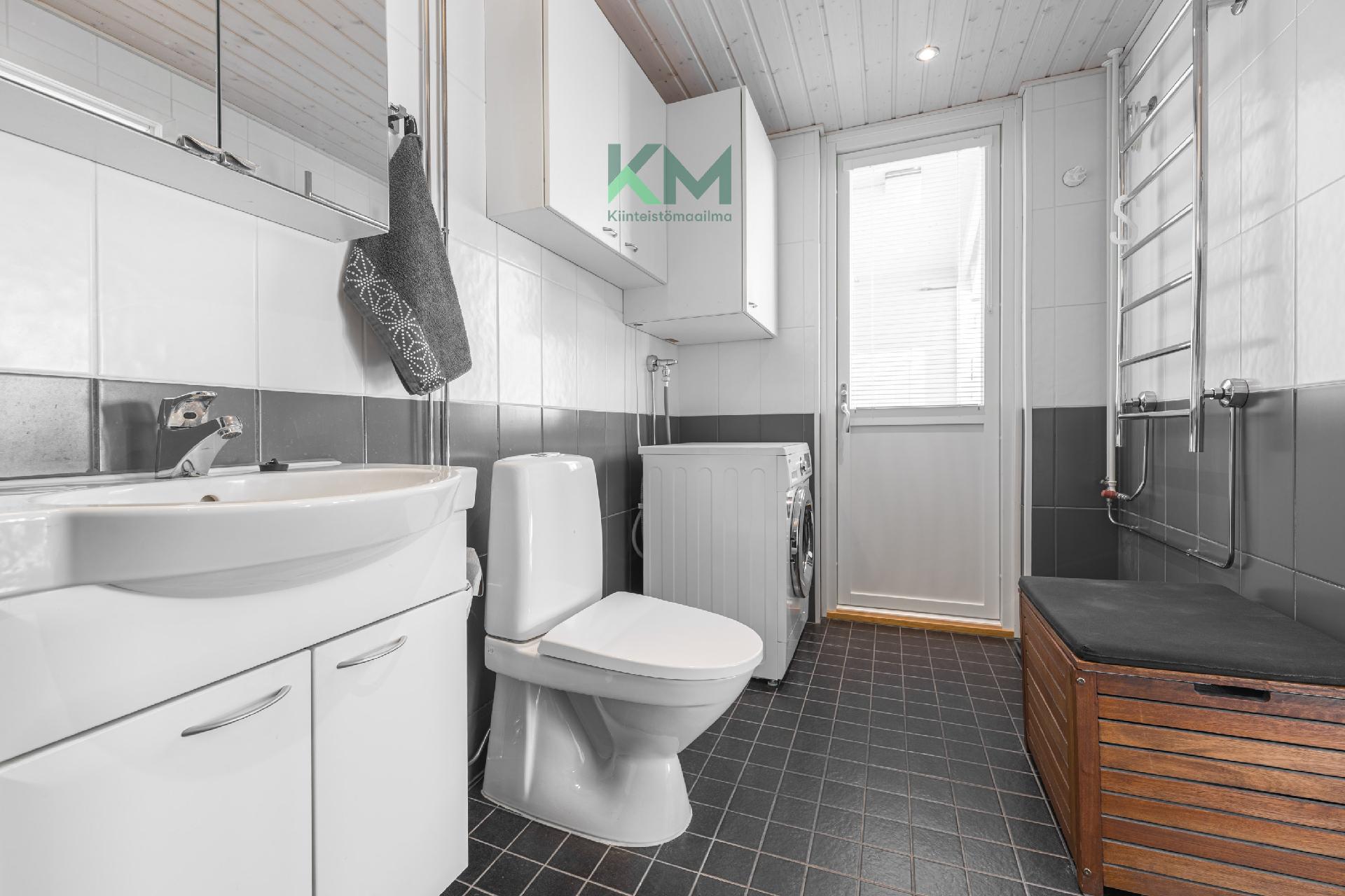 Kylpyhuoneesta pääset vilvoittelemaan takapihalle