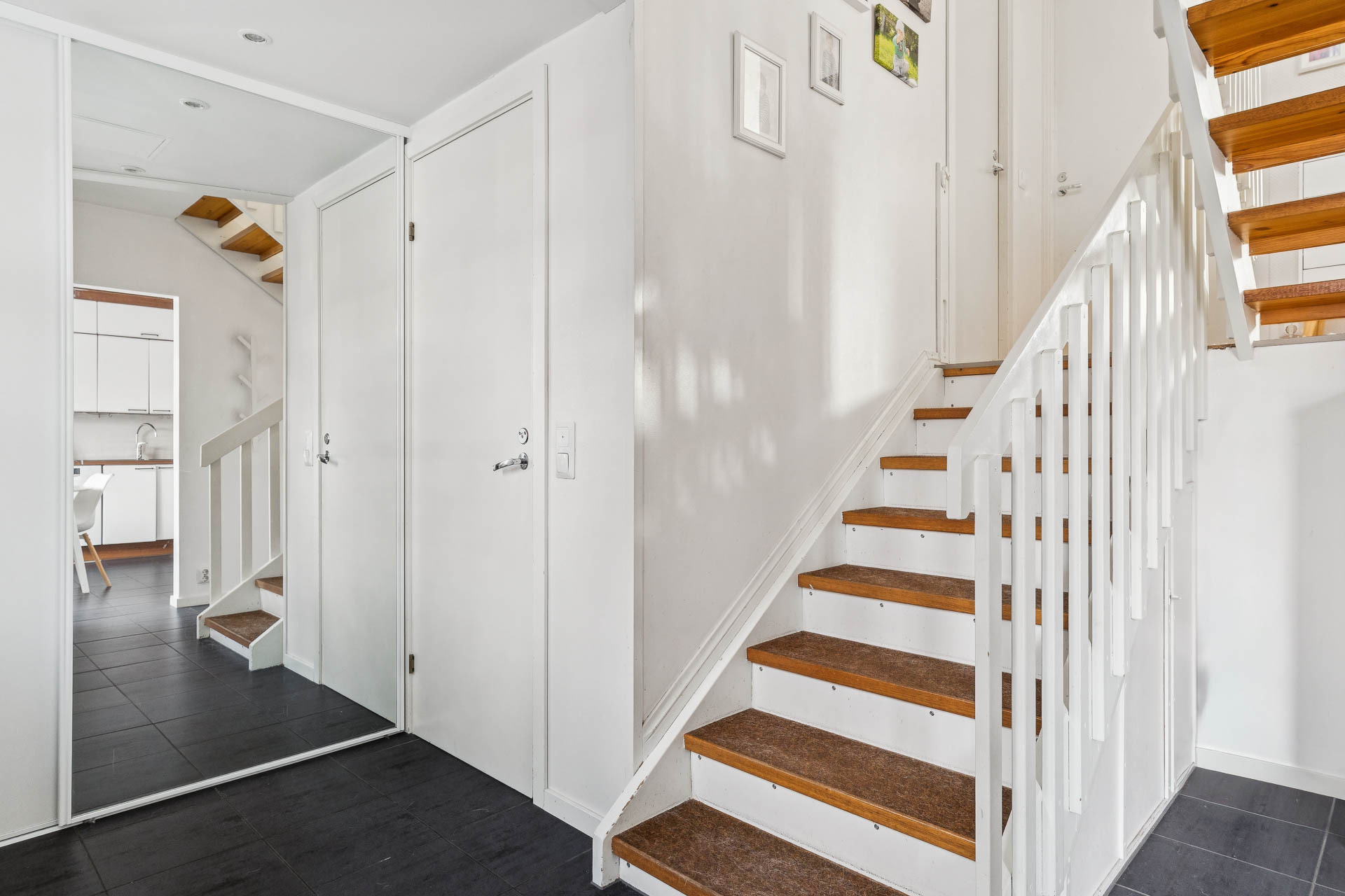 Eteisessä liukuovikaapisto