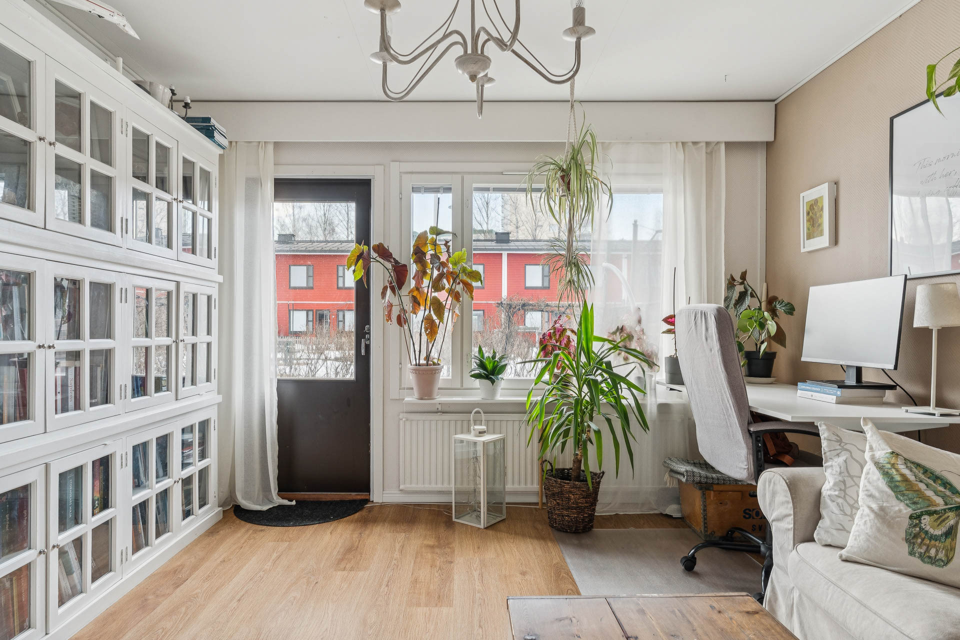 Olohuoneesta käynti pihalle