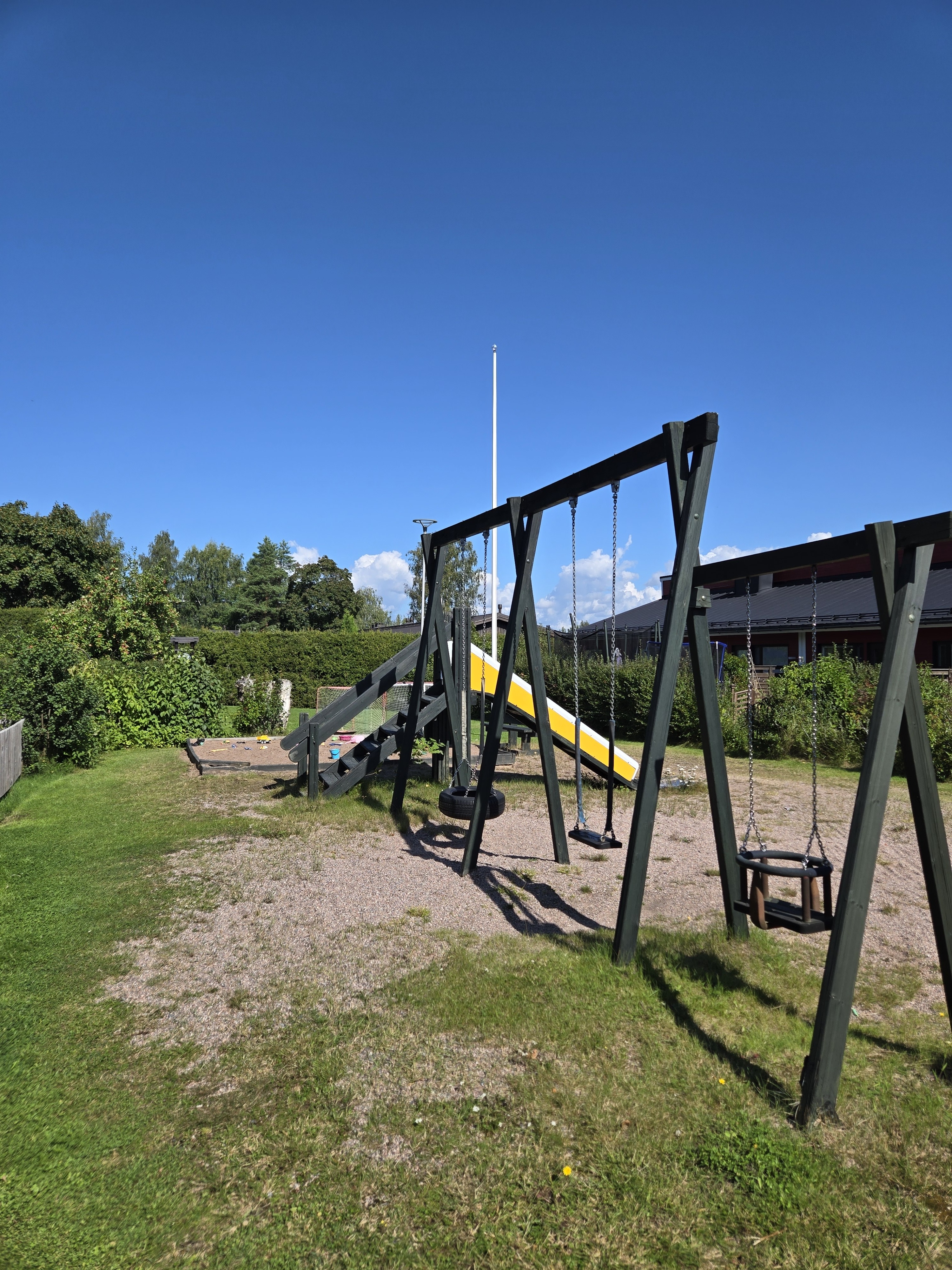 Yhtiöpihalla lasten leikkipaikka