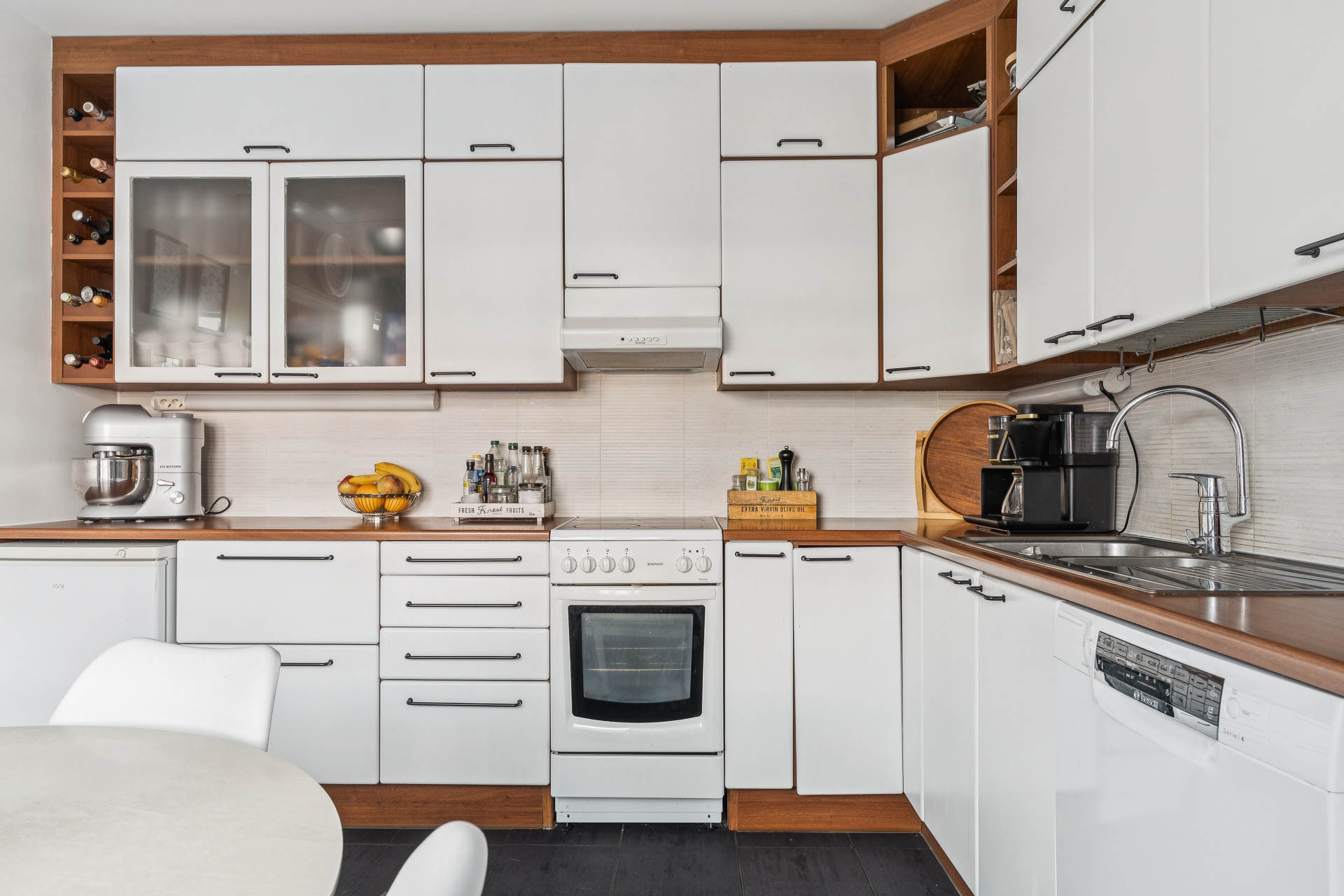 Keittiössä rundaasti kaappitilaa