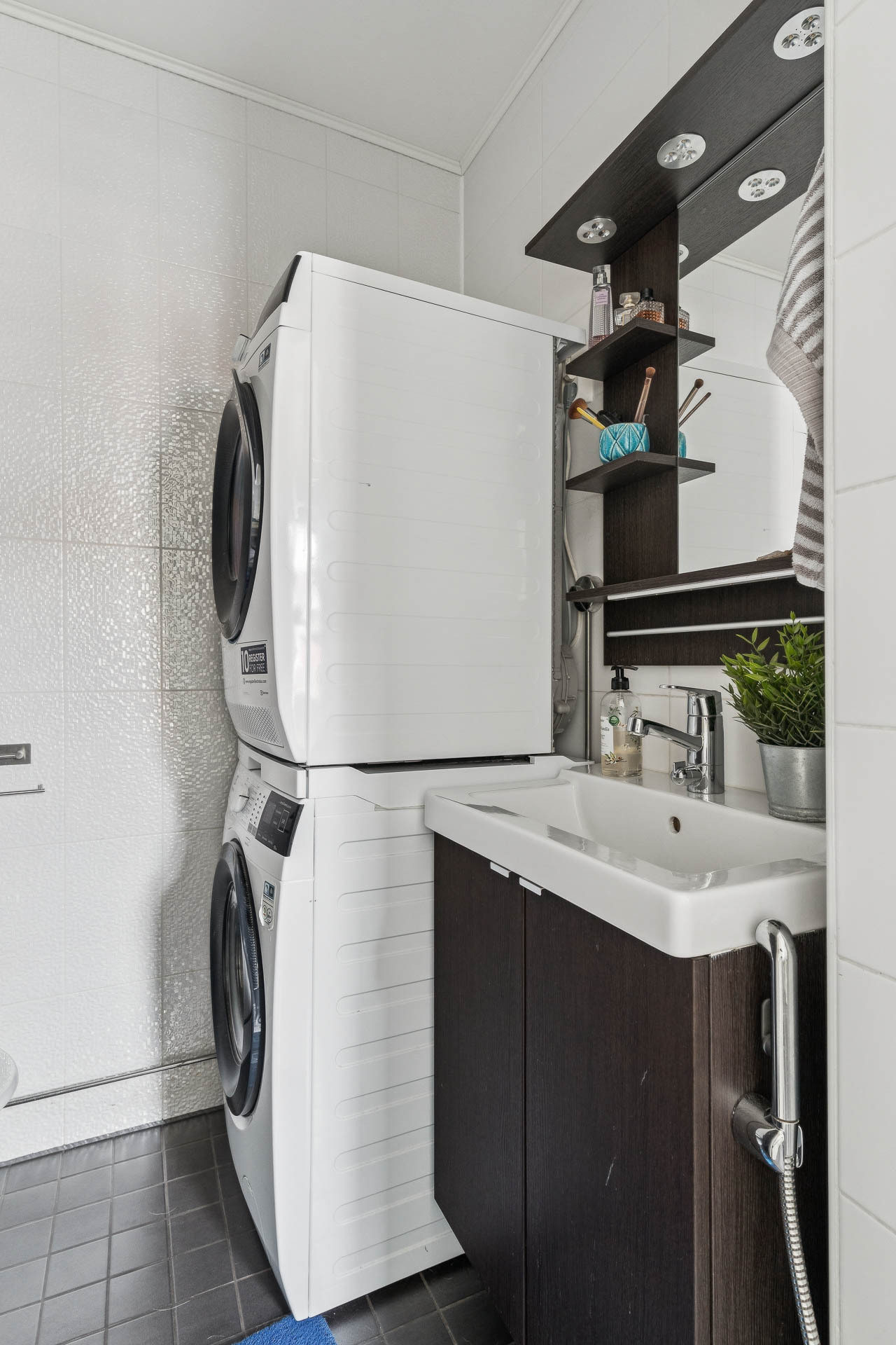 Erillisessä wc:ssä tilaa pesutornille