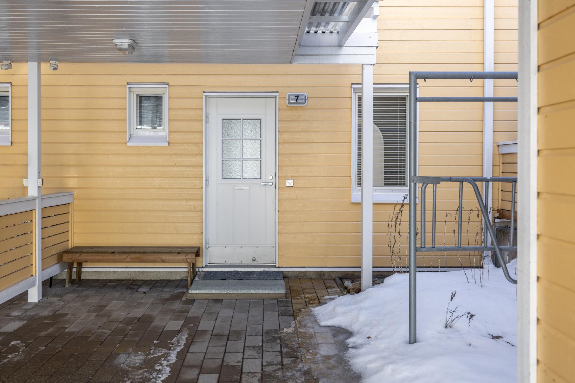 sisäänkäynti, autokatos ja varasto