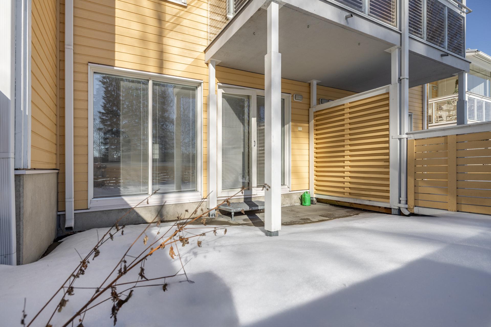 olohuoneesta käynti takapihan terassille