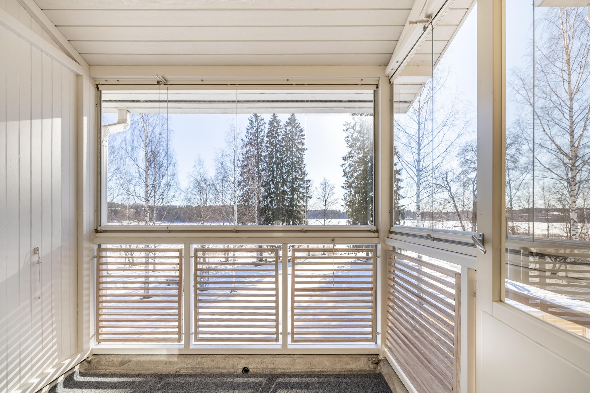 makuuhuoneesta käynti parvekkeelle