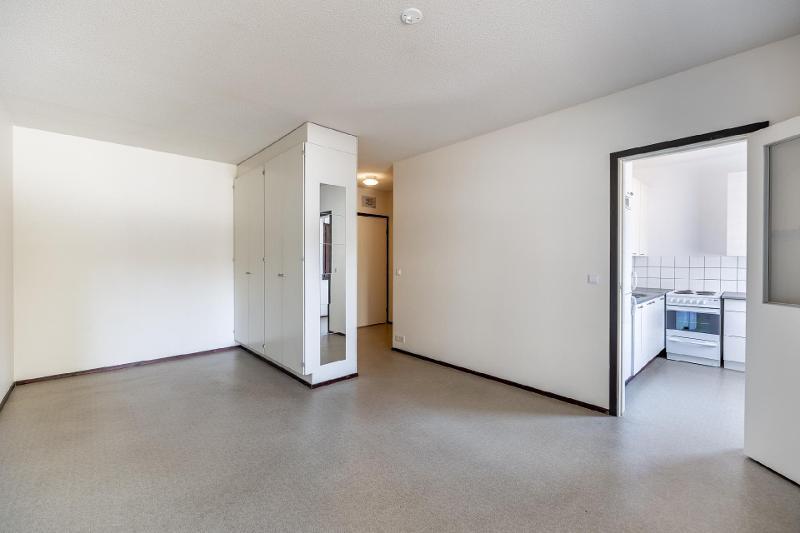 Olohuoneessa makuualkovi