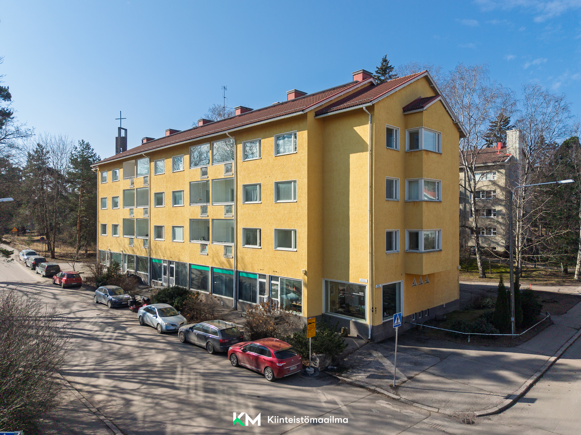 Julkisivu kadun puolelta