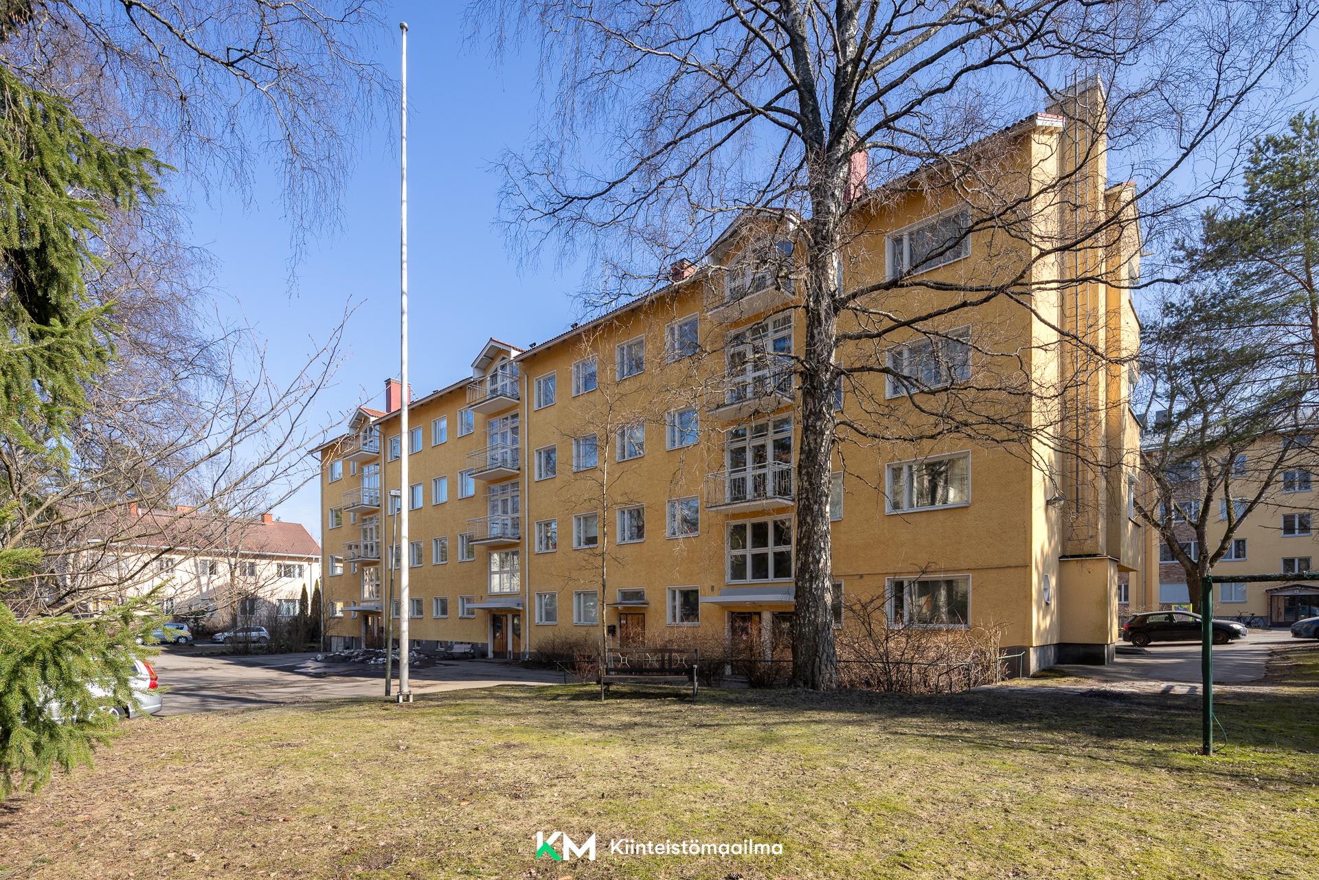 Julkisivu pihan puolelta