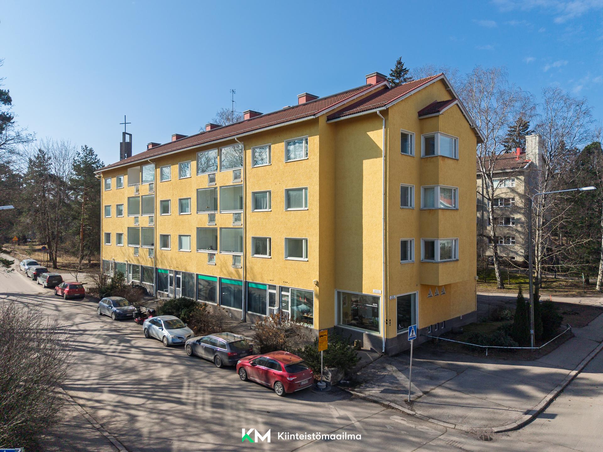 Julkisivu kadun puolelta