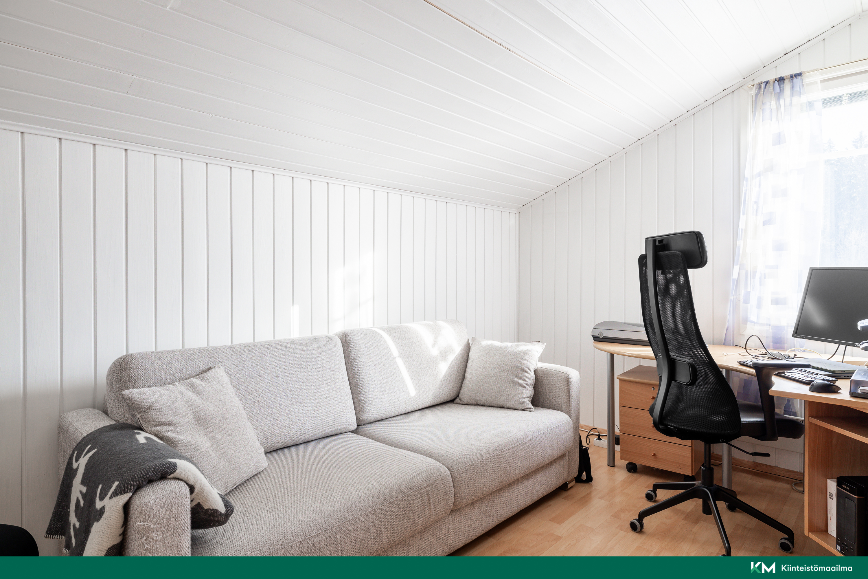 Yläkerran makuuhuone 2