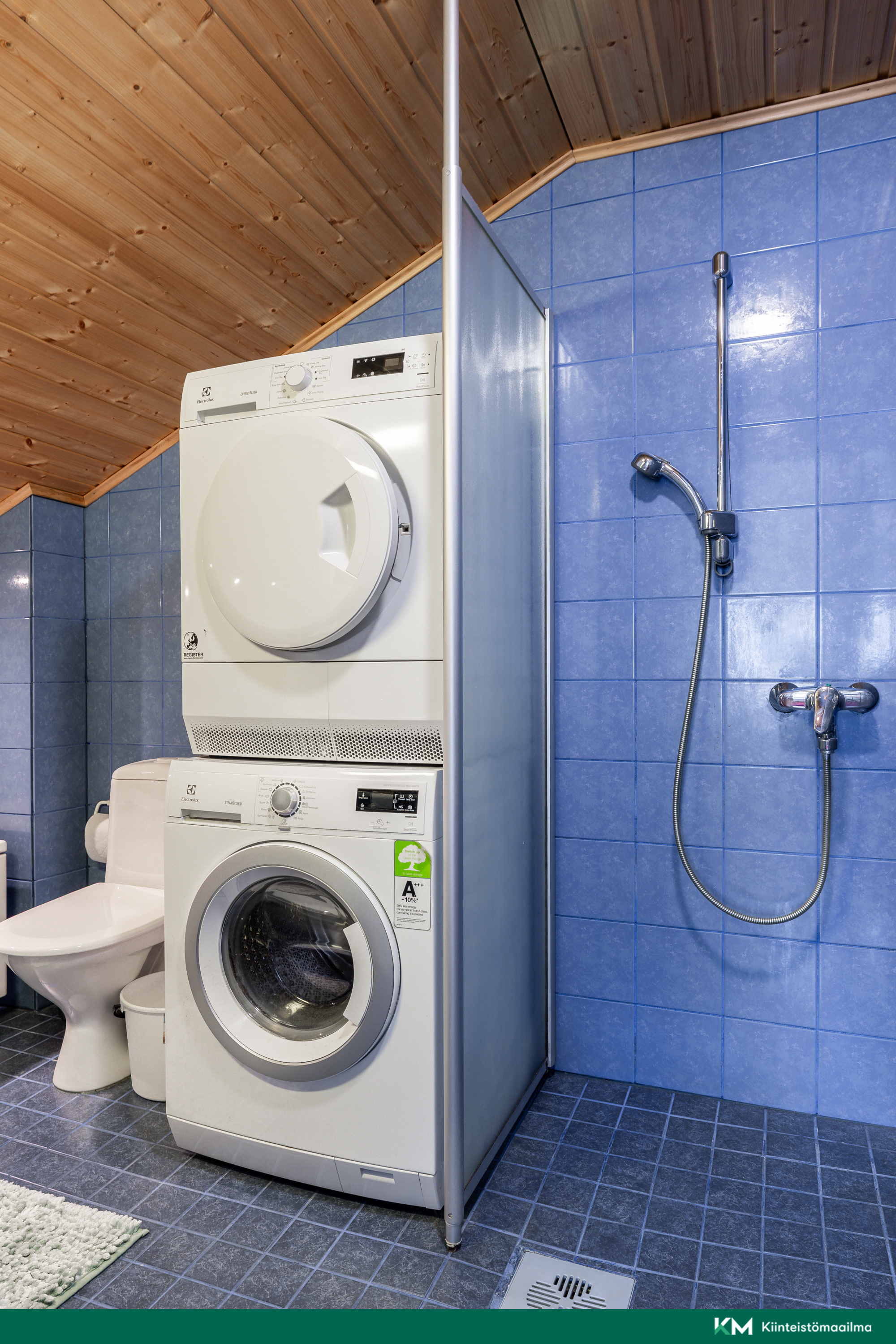 Yläkerran kylpyhuone