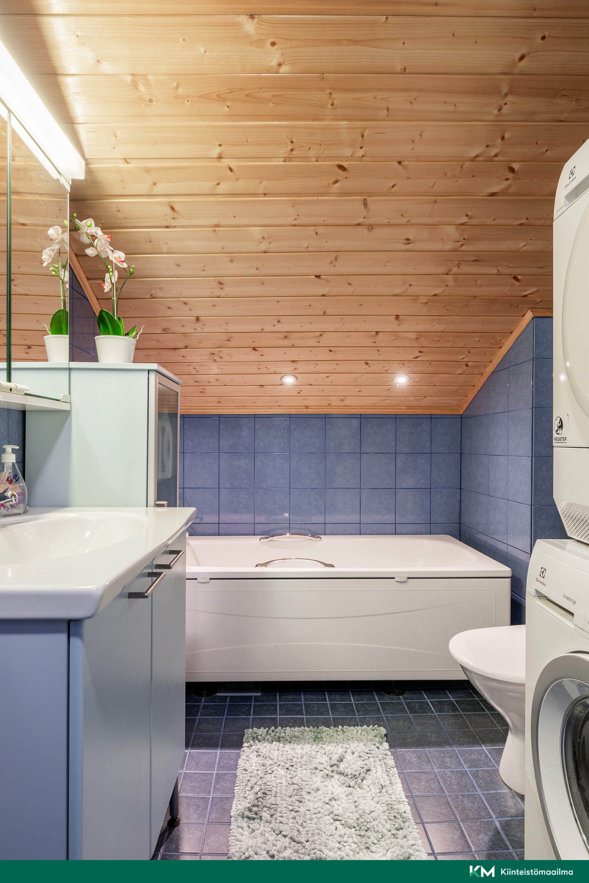 Yläkerran kylpyhuone