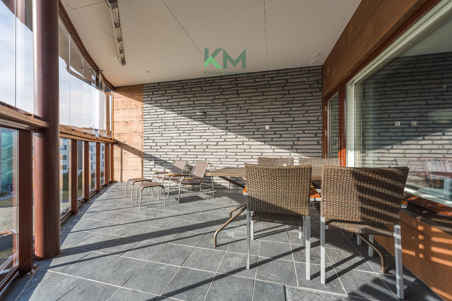 Terassi on todella tilava ja sieltä on näkymät rinteille