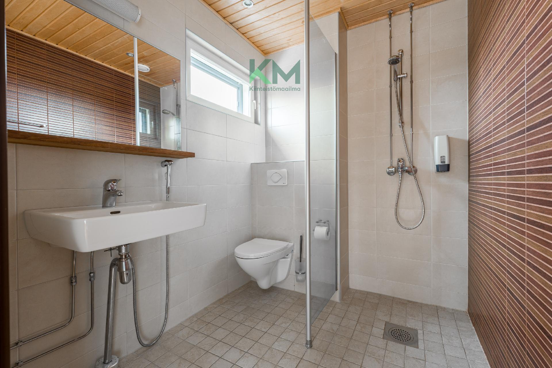 Ja molempien makuuhuoneiden yhteydessä oma kylpyhuone