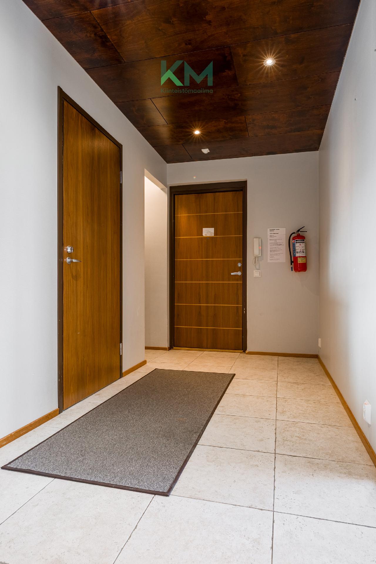 Eteiskäytävän varrella lukollinen varastohuone