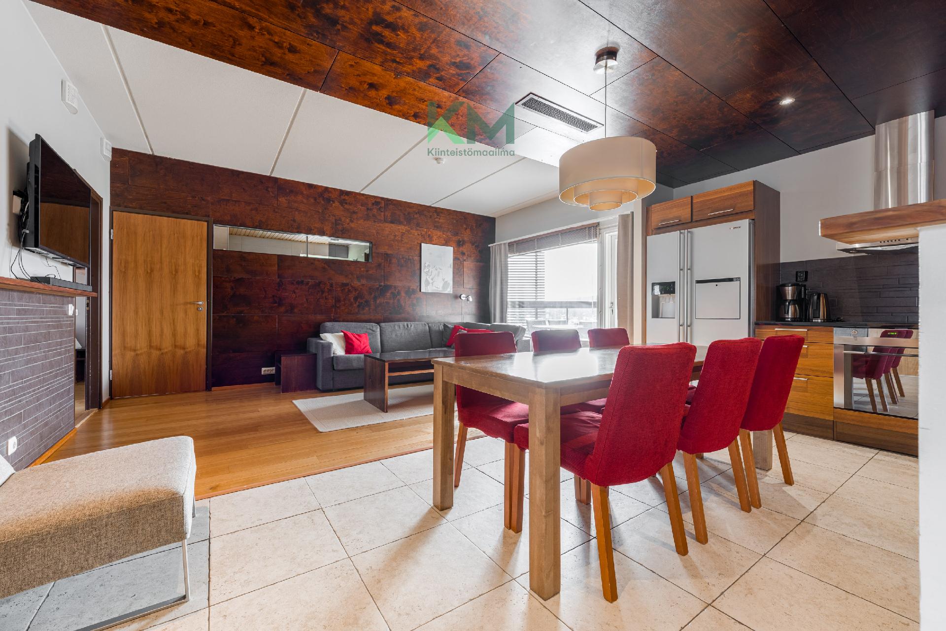 Olohuone-keittiö yhtenäistä tilaa