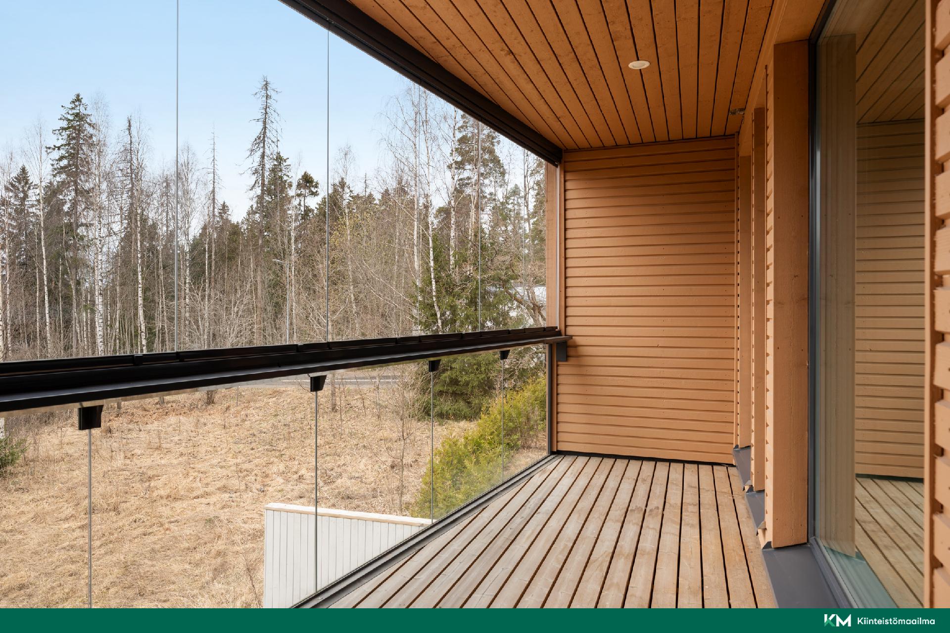 iso asunnnon levyinen länsiparveke