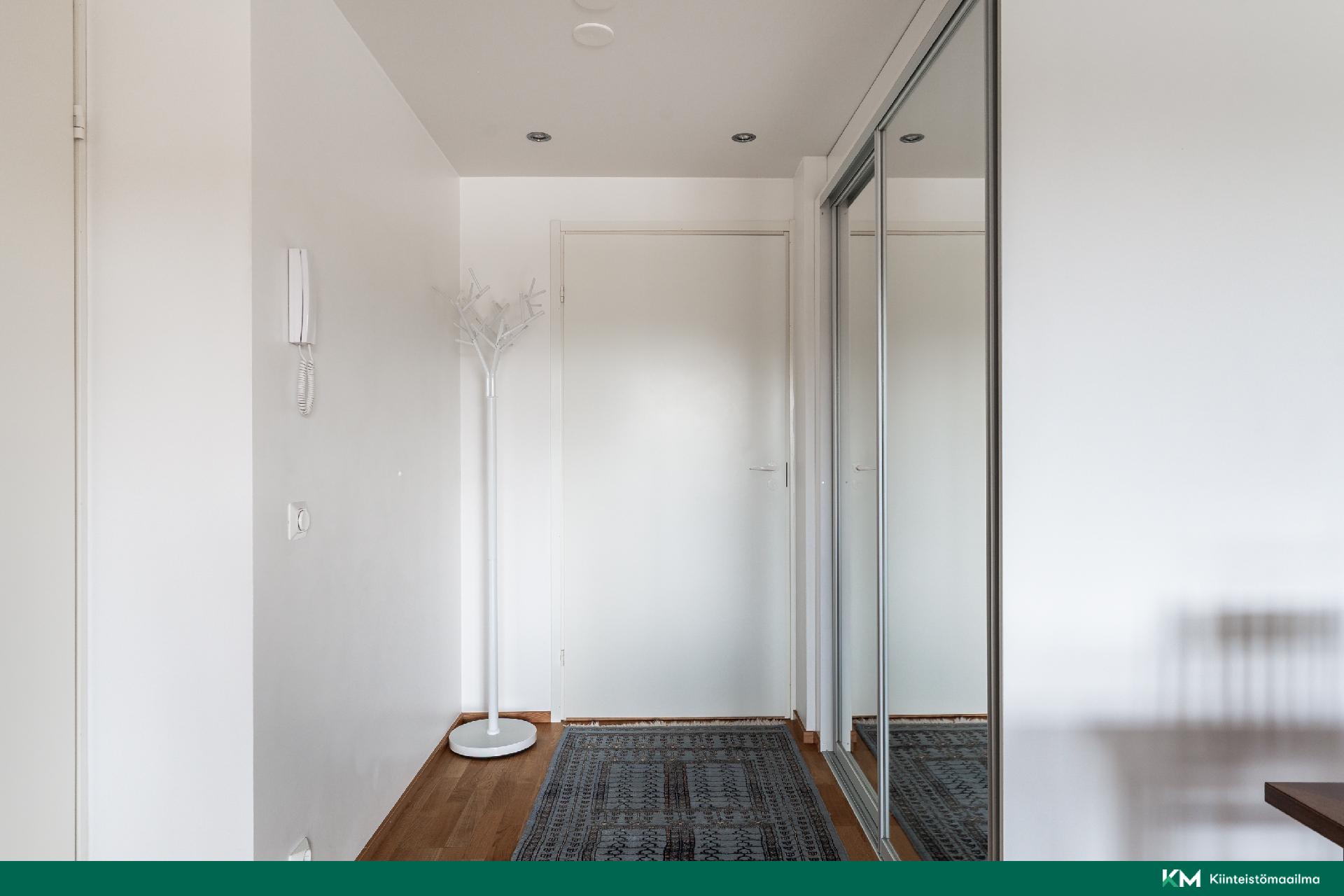 Eteisessä vaatteille reilusti tilaa liukuovikomeron takana