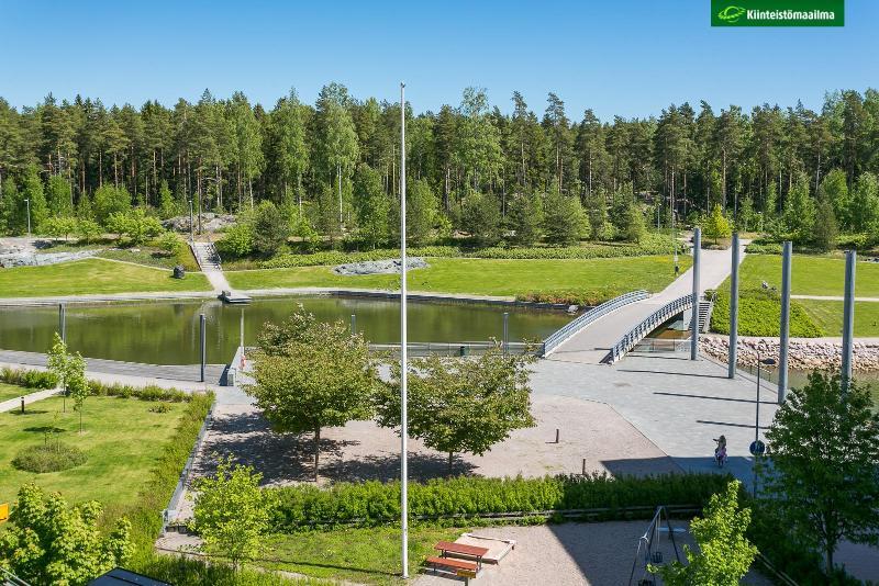 Parvekenäkymä kesällä