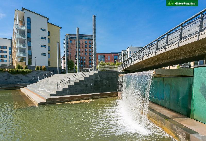 Sillan alla ihastuttava vesiputous, talo näkyy taustalla