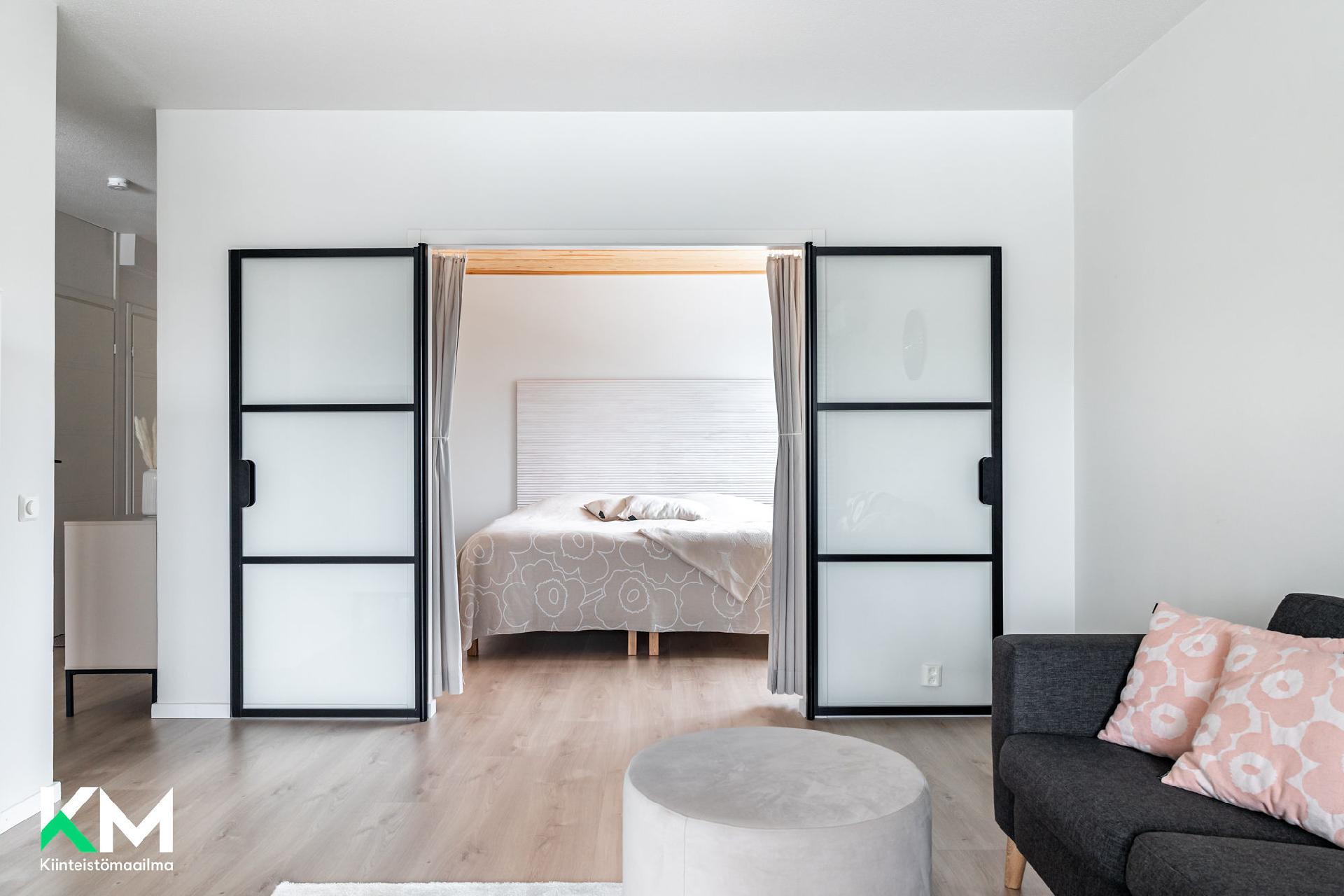 Olohuoneen lasiset pariovet.