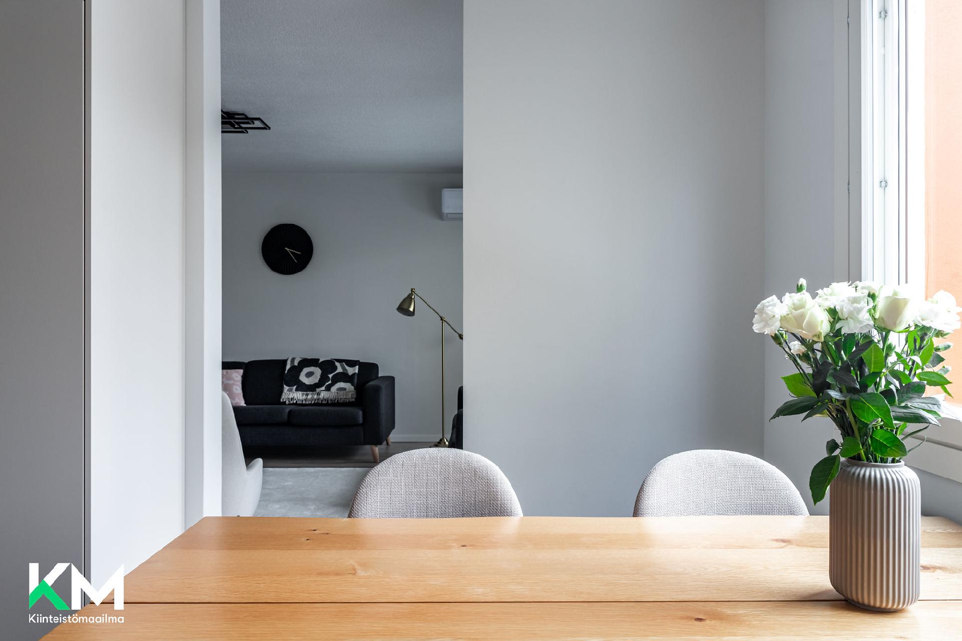 Ruokailutilasta kuva olohuoneeseen. 