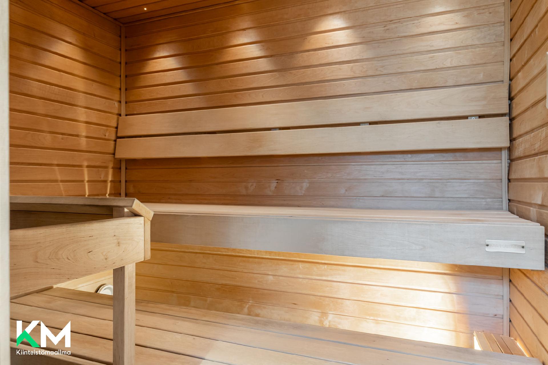 Alakerran yleisten tilojen sauna.