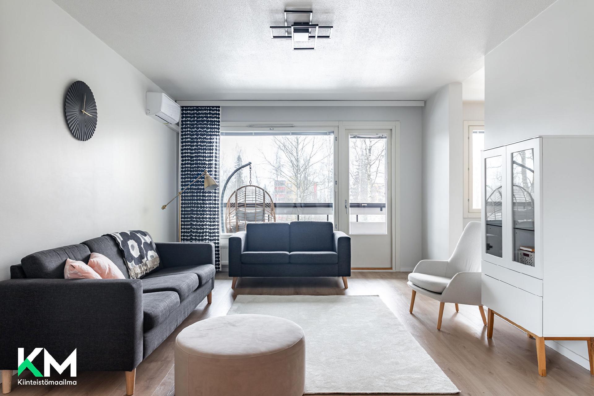 Olohuone kuva parvekkeelle päin.