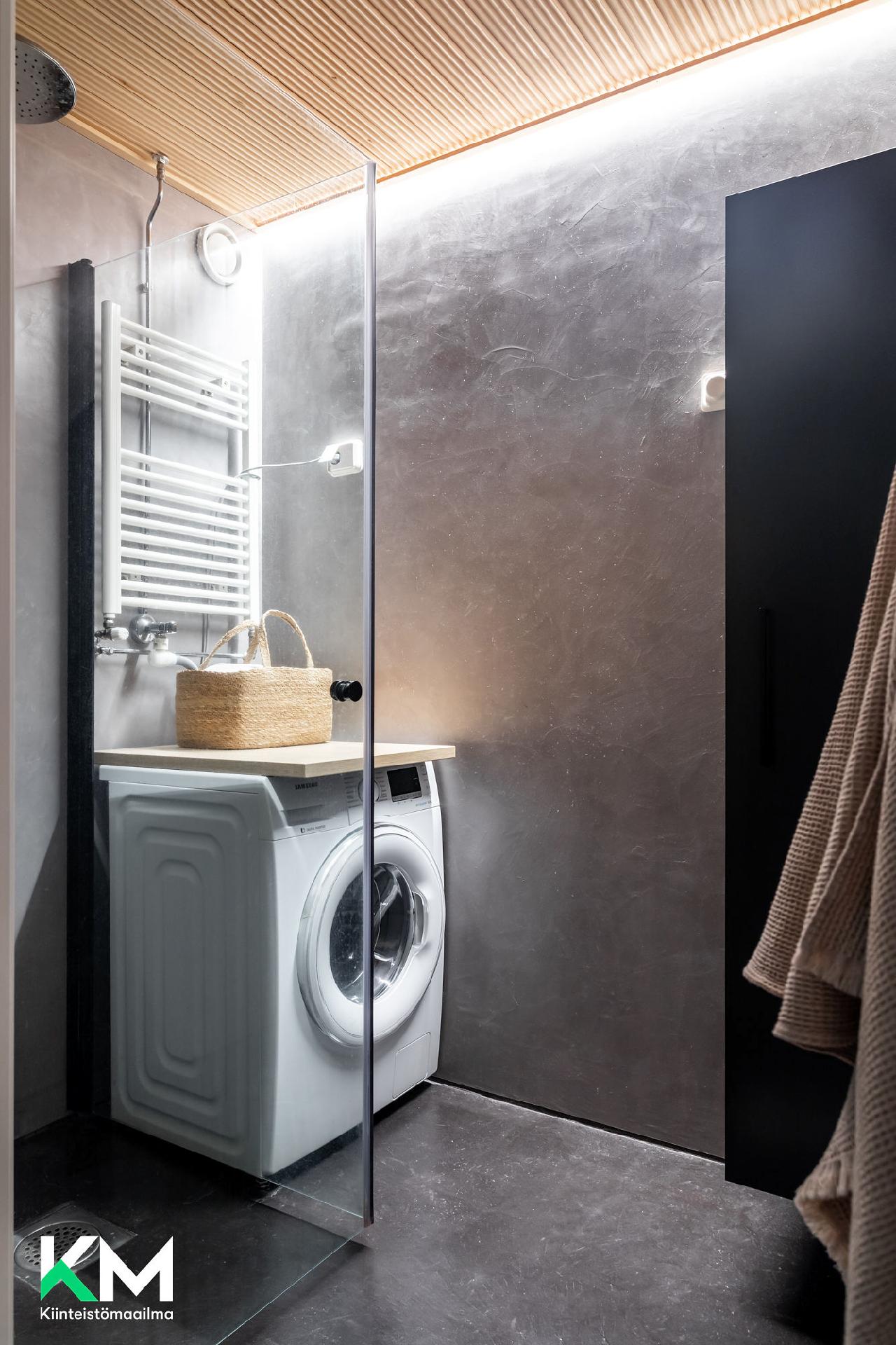 Erillinen kylpyhuone. 