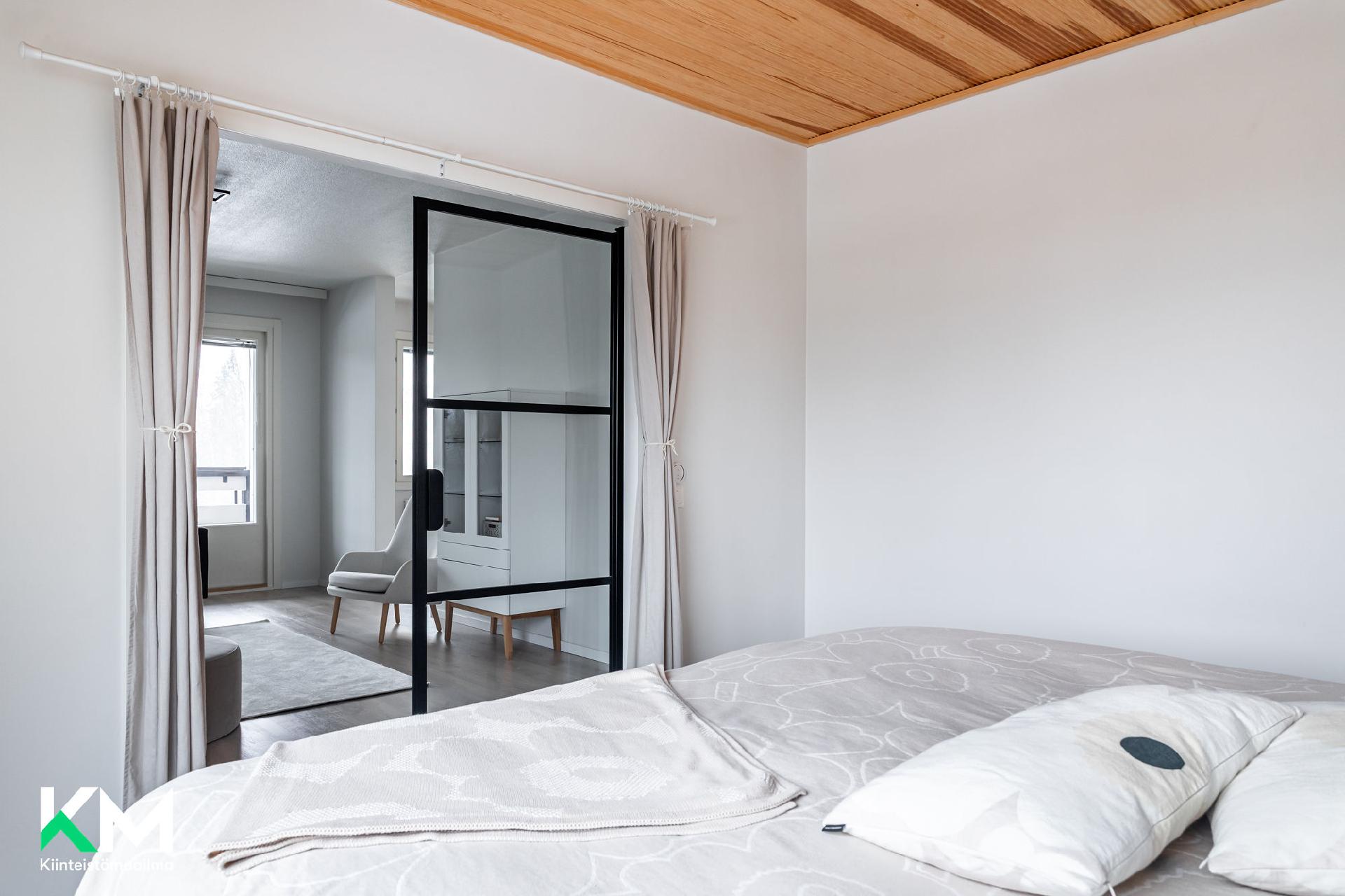 Makuuhuone olohuoneeseen päin kuvattuna.