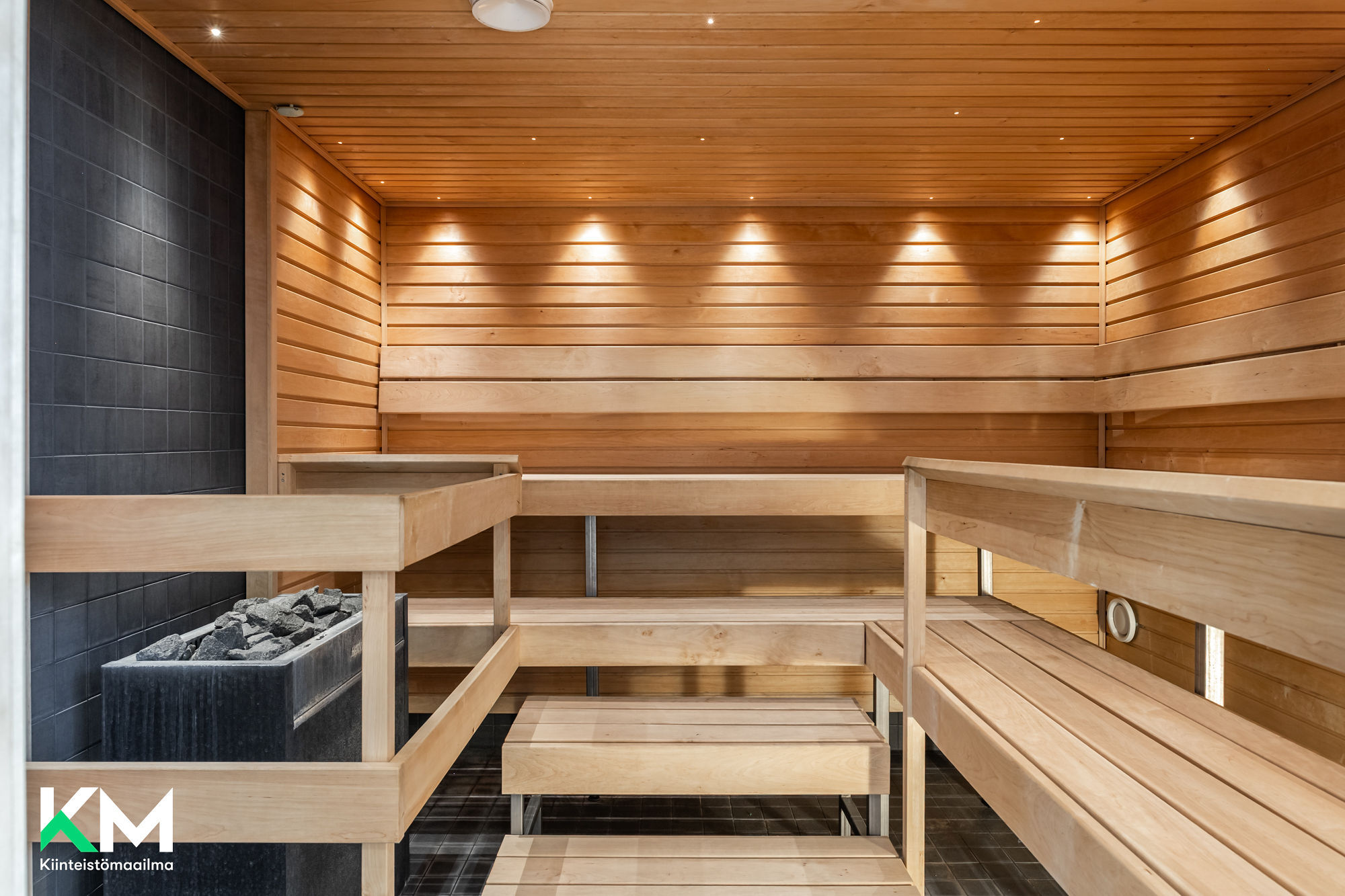 Alakerran yleisten tilojen sauna. 