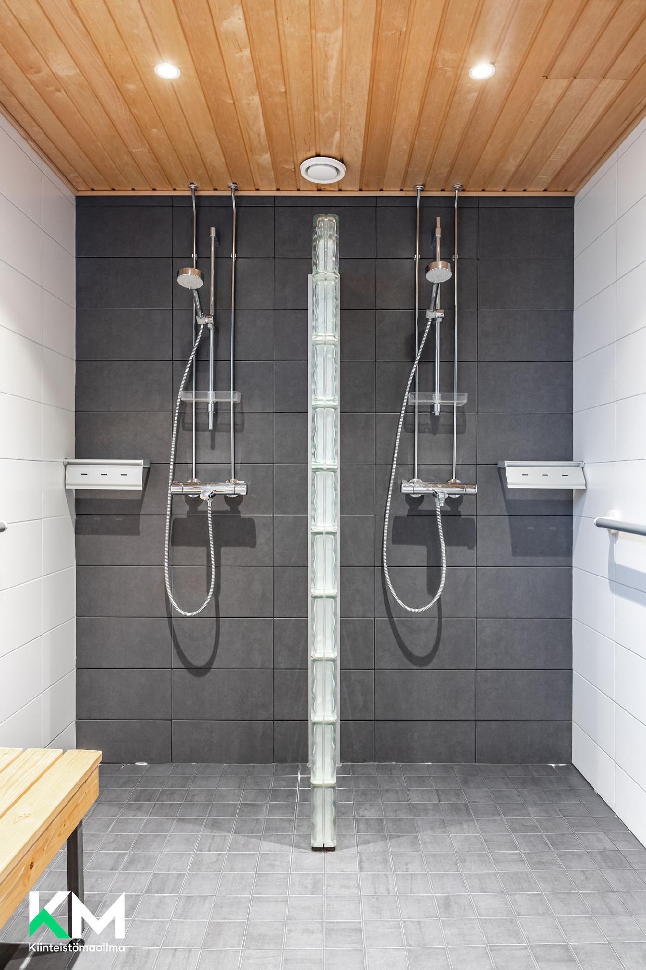 Alakerran yleisten tilojen pesuhuone/ suihkuhuone. 