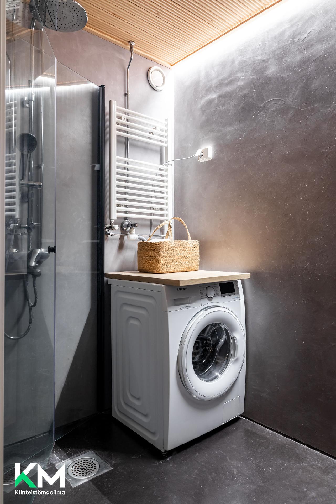 Erillinen kylpyhuone.