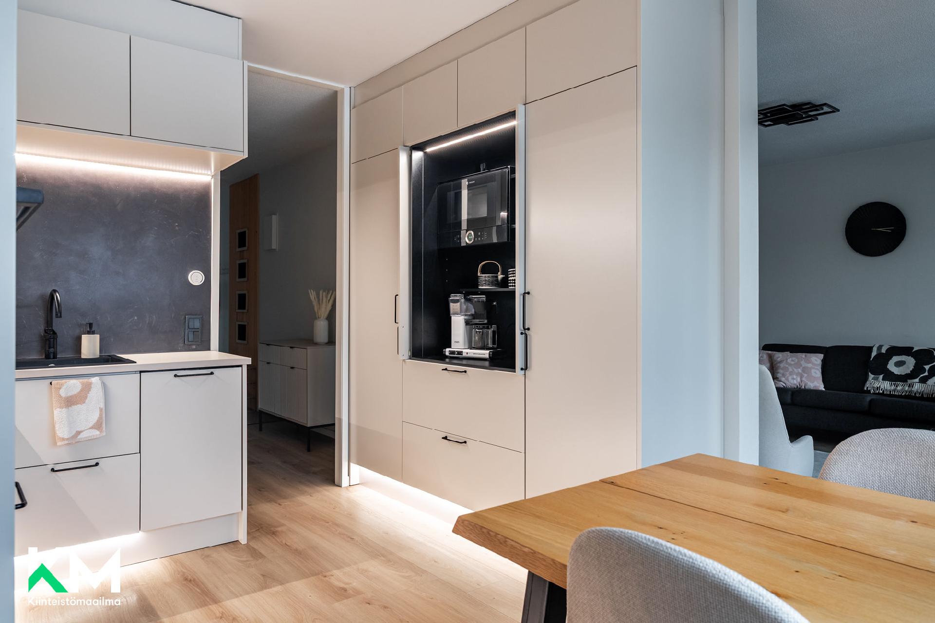 Keittiökuva 4, jossa näkyy aamiaiskaappi.