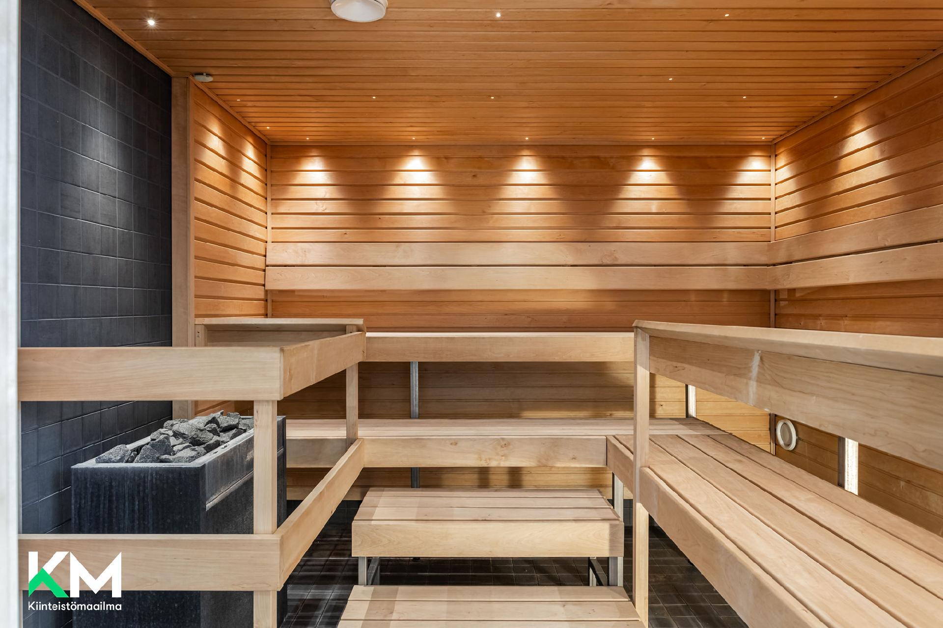 Alakerran yleisten tilojen sauna. 