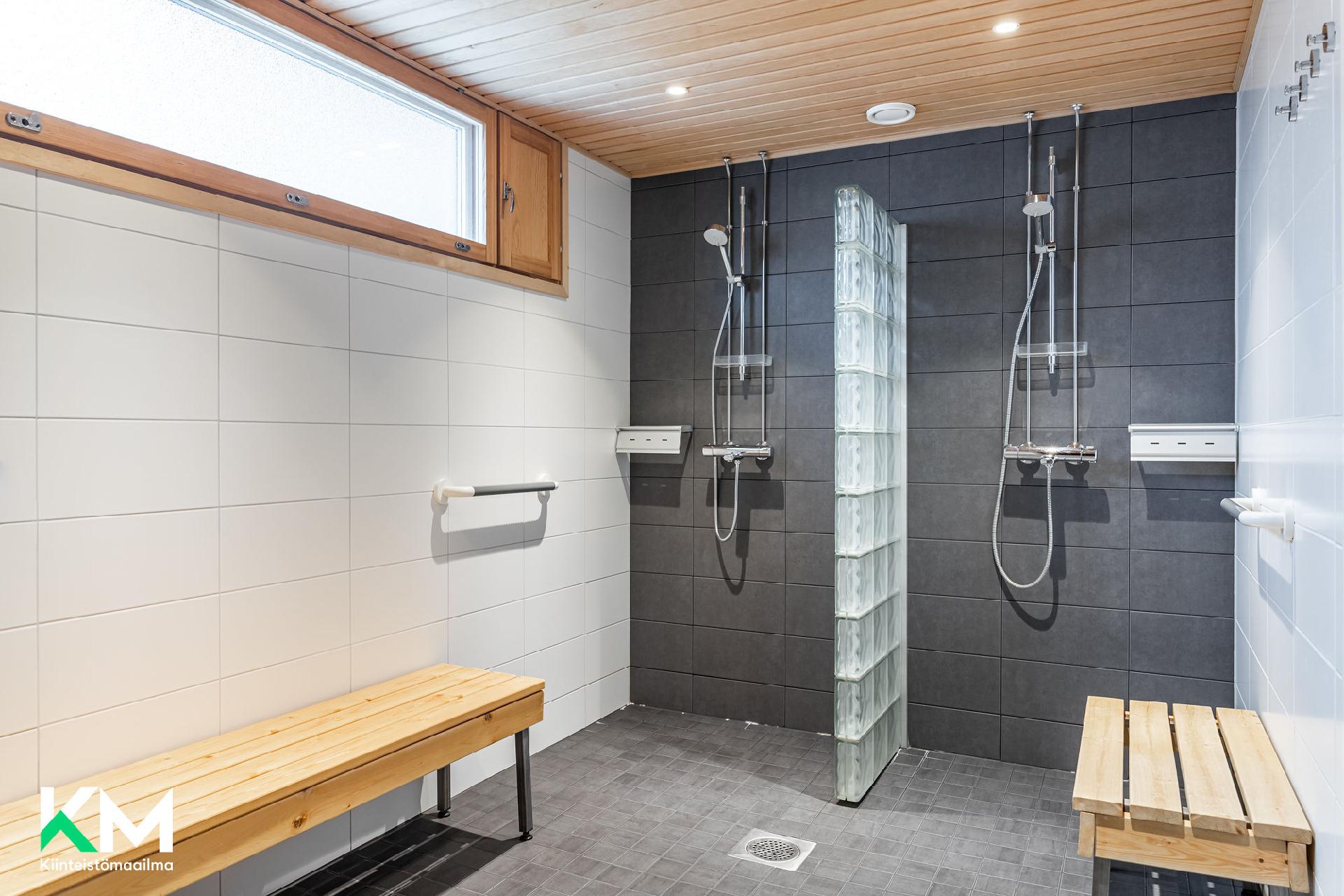 Alakerran yleisten tilojen pesuhuone.