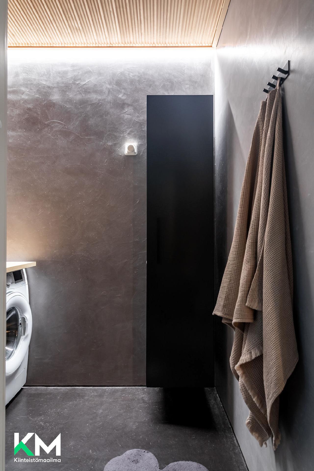 Kylpyhuone, jossa pyykkikaappi.