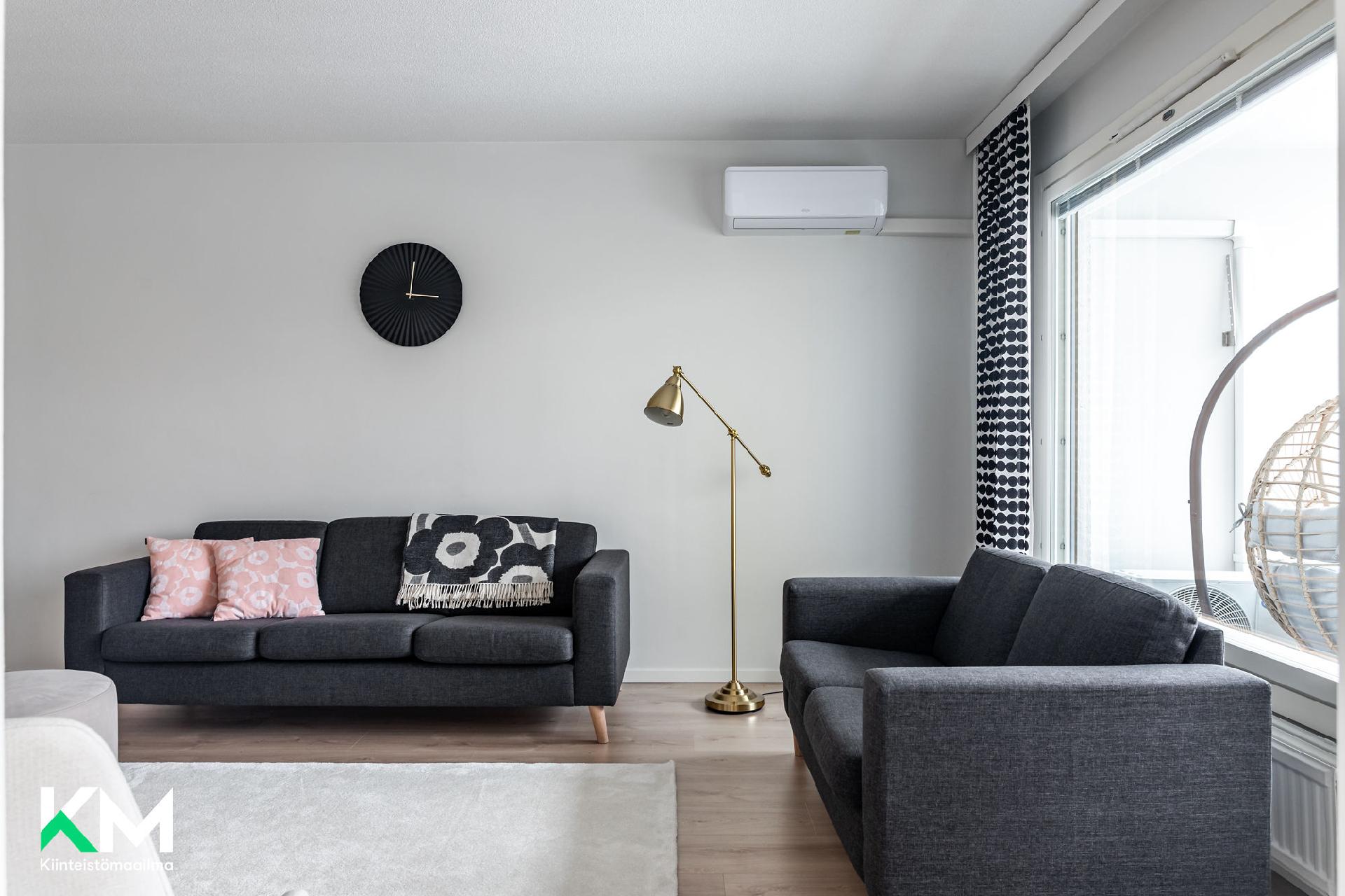Olohuone, jossa näkyy ilmalämpöpumppu. 